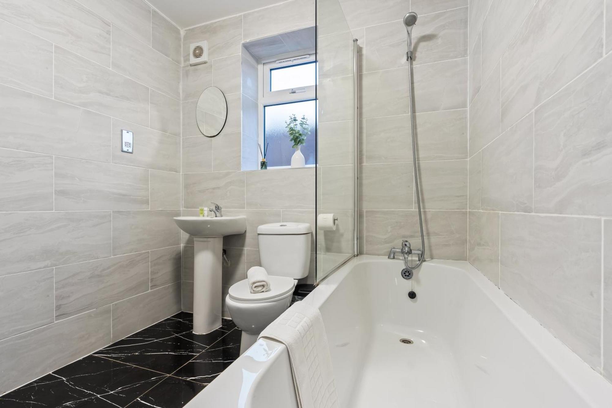 Stylish New Apartment - Free Wifi & Netflix - Top Rated - 3Mh Cradley Heath Exteriér fotografie